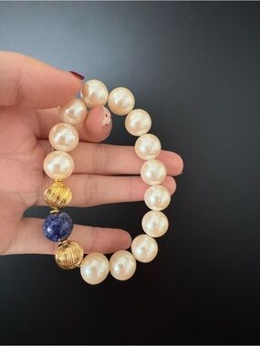 ✨Gorgeous Pearl Stretch Bracelet with Blue Accent Gem and Gold Beads